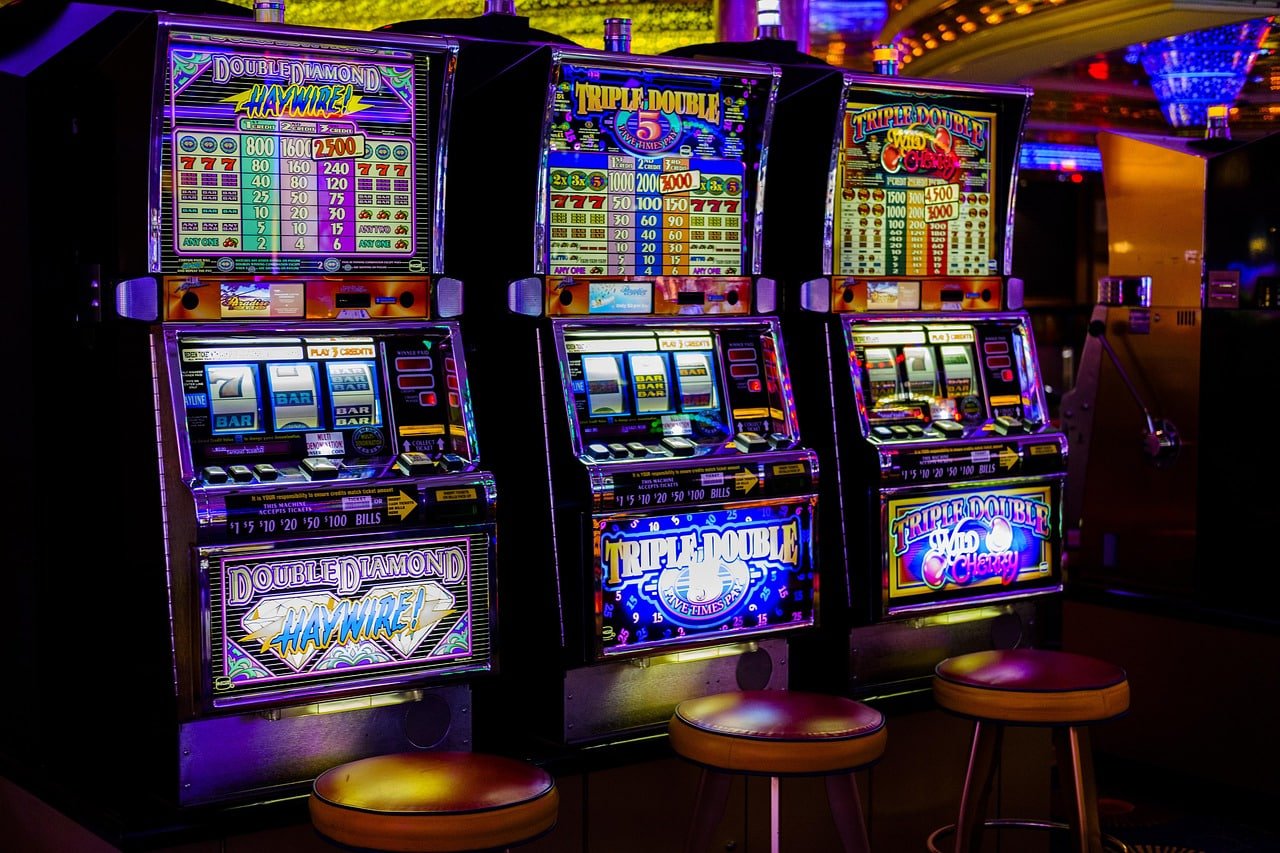 Multiplier symbols and bonus features displayed on Lucky Piggy slot reels